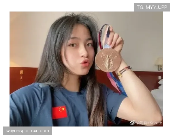 伏明霞这张在客厅慵懒侧颜照，让我怀疑当年的奥运冠军是不是换人了