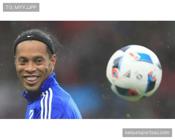 小罗又在沙滩上光脚踢瓶盖，这人真是把快乐当正经事干