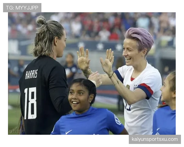 梅根·拉皮诺赛后直接穿西装走红毯，这姐是去踢球还是拍大片？